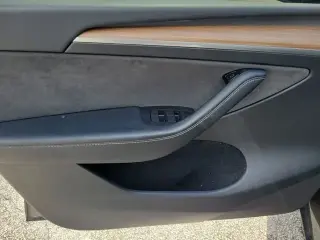 Tesla Model Y 2024 Long Range 4dr Crossover
