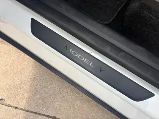 Tesla Model Y 2024 AWD Performance 4dr Crossover