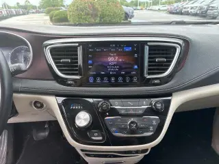 Chrysler Pacifica 2017 Limited 4dr Mini-Van