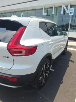 Volvo XC40 2023 AWD B5 Plus Bright Theme 4dr SUV