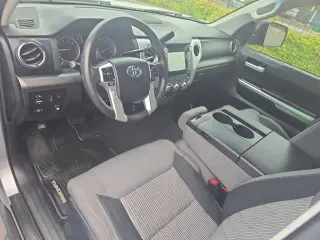 Toyota Tundra 2016 4x4 SR5 4dr CrewMax Cab Pickup SB (5.7L V8)