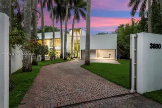 Propiedad en alquiler con 5 habitaciones y 3.5 baños en Miami