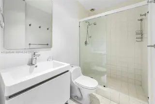 Propiedad en alquiler con 5 habitaciones y 3.5 baños en Miami