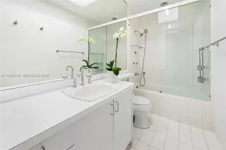 Propiedad en alquiler con 5 habitaciones y 3.5 baños en Miami