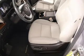 Toyota Sienna 2017 XLE 7-Passenger Auto Access Seat 4dr Mini-Van