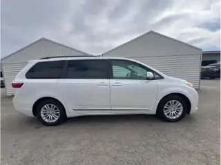 Toyota Sienna 2017 XLE 7-Passenger Auto Access Seat 4dr Mini-Van