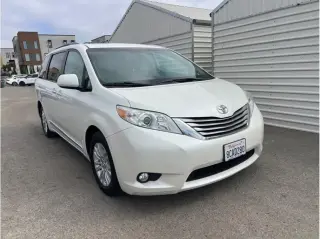 Toyota Sienna 2017 XLE 7-Passenger Auto Access Seat 4dr Mini-Van