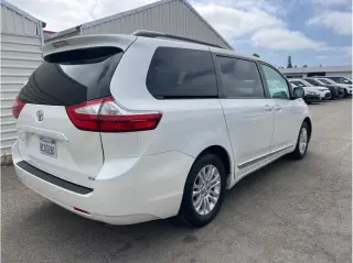 Toyota Sienna 2017 XLE 7-Passenger Auto Access Seat 4dr Mini-Van