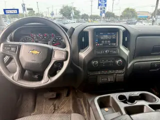 Chevrolet Silverado 1500 2021 4x2 Custom 4 puertas Cabina Crew 5.8 pies. Caja corta