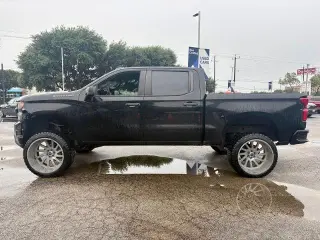 Chevrolet Silverado 1500 2021 4x2 Custom 4 puertas Cabina Crew 5.8 pies. Caja corta