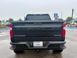 Chevrolet Silverado 1500 2021 4x2 Custom 4 puertas Cabina Crew 5.8 pies. Caja corta
