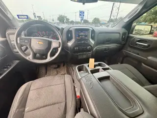 Chevrolet Silverado 1500 2021 4x2 Custom 4 puertas Cabina Crew 5.8 pies. Caja corta