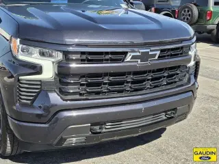 Chevrolet Silverado 1500 2023 4x2 RST 4 puertas Cabina Crew 5.8 pies. Caja corta