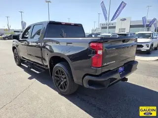 Chevrolet Silverado 1500 2023 4x2 RST 4 puertas Cabina Crew 5.8 pies. Caja corta