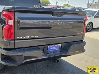Chevrolet Silverado 1500 2023 4x2 RST 4 puertas Cabina Crew 5.8 pies. Caja corta