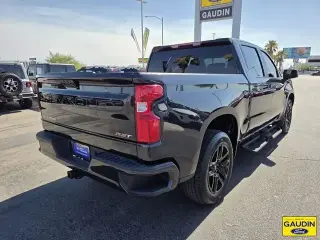 Chevrolet Silverado 1500 2023 4x2 RST 4 puertas Cabina Crew 5.8 pies. Caja corta