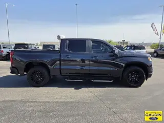 Chevrolet Silverado 1500 2023 4x2 RST 4 puertas Cabina Crew 5.8 pies. Caja corta