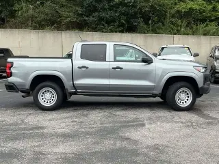 Chevrolet Colorado 2023 4x2 Work Truck 4 puertas Cabina Crew 5 pies. Caja corta