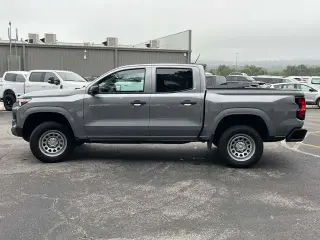Chevrolet Colorado 2023 4x2 Work Truck 4 puertas Cabina Crew 5 pies. Caja corta