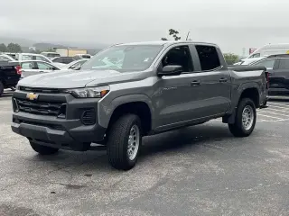 Chevrolet Colorado 2023 4x2 Work Truck 4 puertas Cabina Crew 5 pies. Caja corta