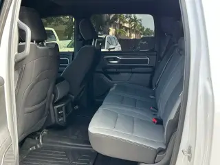 Ram 1500 2023 4x4 Big Horn 4 puertas Cabina Crew 5.6 pies. Pickup SB