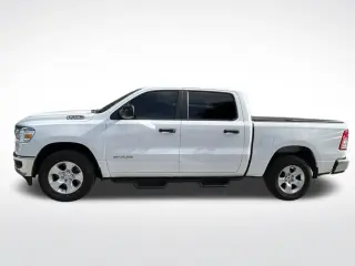 Ram 1500 2023 4x4 Big Horn 4 puertas Cabina Crew 5.6 pies. Pickup SB