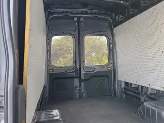 Ford Transit 2022 350 HD 3 puertas LWB Techo Alto DRW Furgón de Carga Extendido con GVWR de 11,000 lb