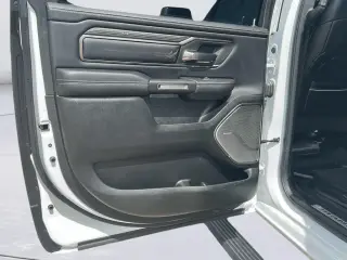 Ram 1500 2021 4x2 Limited 4 puertas Cabina Crew 5.6 pies. Caja corta Pickup