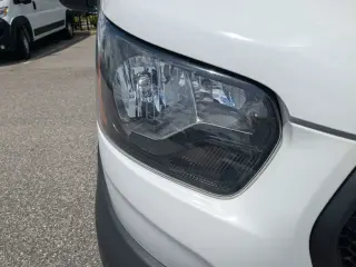 Furgoneta de Carga Ford Transit 2023 AWD 250 3 puertas SWB Techo Medio
