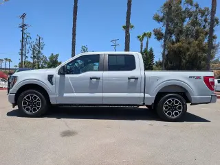 Ford F-150 2023 4x2 XL 4 puertas SuperCrew 5.5 pies. SB