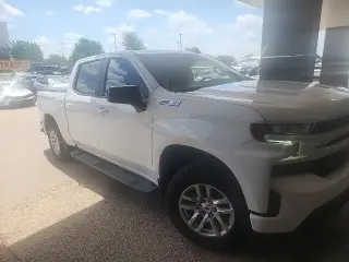 Chevrolet Silverado 1500 2021 4x4 RST 4 puertas Cabina Crew 5.8 pies. Caja corta