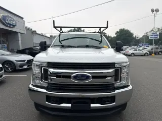 Ford F-350 Super Duty 2018 4x4 XL Cabina Regular 2 puertas 145 pulg. Distancia entre ejes SRW Chasis