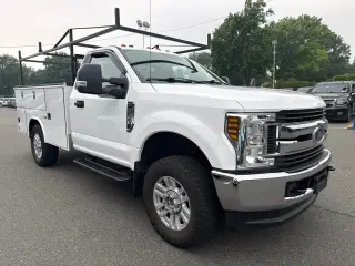 Ford F-350 Super Duty 2018 4x4 XL Cabina Regular 2 puertas 145 pulg. Distancia entre ejes SRW Chasis