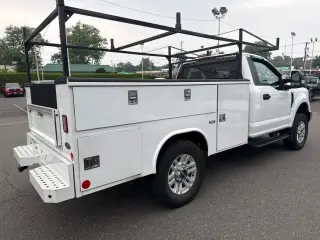 Ford F-350 Super Duty 2018 4x4 XL Cabina Regular 2 puertas 145 pulg. Distancia entre ejes SRW Chasis
