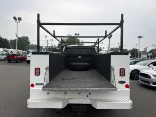 Ford F-350 Super Duty 2018 4x4 XL Cabina Regular 2 puertas 145 pulg. Distancia entre ejes SRW Chasis