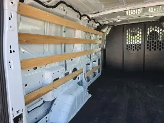 Ford Transit 2025 250 3 puertas SWB Techo bajo Furgón de Carga