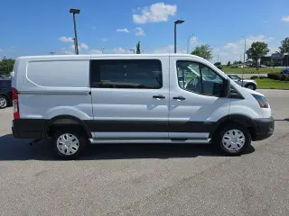 Ford Transit 2025 250 3 puertas SWB Techo bajo Furgón de Carga