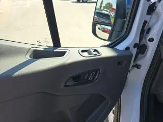 Ford Transit 2025 250 3 puertas SWB Techo bajo Furgón de carga