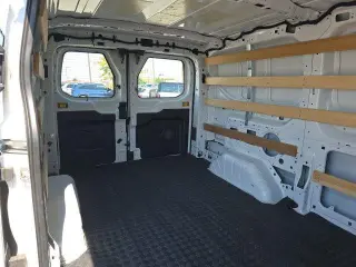 Ford Transit 2025 250 3 puertas SWB Techo bajo Furgón de carga
