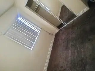 SE SENTA CUARTO ESPACIOSA