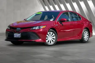 Toyota Camry Híbrido 2020 LE 4 puertas Sedan