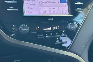 Toyota Camry Híbrido 2020 LE 4 puertas Sedan