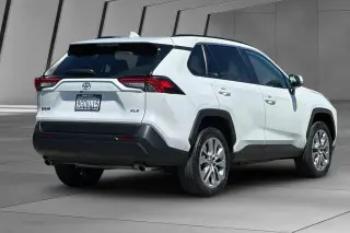 Toyota RAV4 2023 XLE Premium 4 puertas SUV