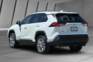 Toyota RAV4 2023 XLE Premium 4 puertas SUV