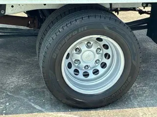 Ford Transit 2024 350 HD 2 puertas 138 pulg. Distancia entre ejes DRW Chasis con GVWR de 9950 lb
