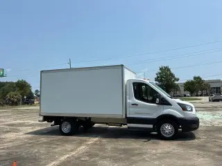 Ford Transit 2024 350 HD 2 puertas 138 pulg. Distancia entre ejes DRW Chasis con GVWR de 9950 lb