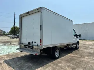 Ford Transit 2024 350 HD 2 puertas 138 pulg. Distancia entre ejes DRW Chasis con GVWR de 9950 lb
