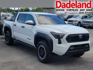 Toyota Tacoma 2024 4x4 SR5 4 puertas Cabina Doble 5.0 pies SB