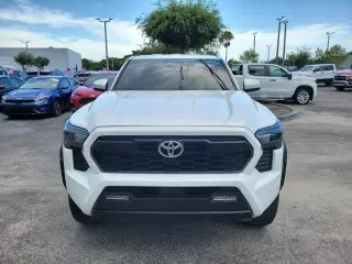 Toyota Tacoma 2024 4x4 SR5 4 puertas Cabina Doble 5.0 pies SB