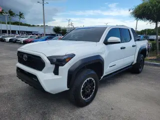 Toyota Tacoma 2024 4x4 SR5 4 puertas Cabina Doble 5.0 pies SB